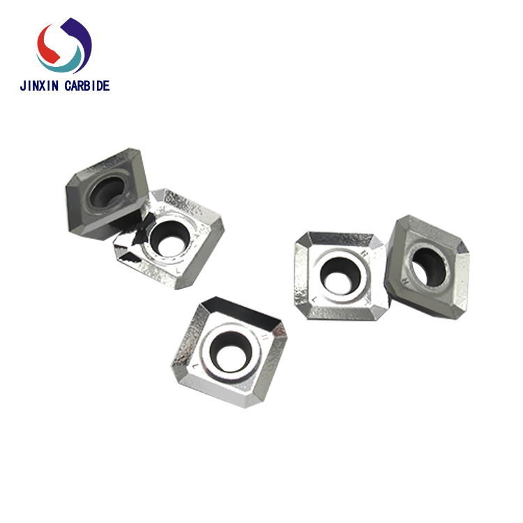 Pourquoi les lames métal-céramique sont-elles particulièrement adaptées au traitement de l’acier inoxydable ?