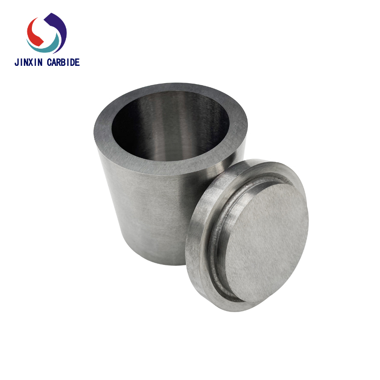 Dans quelles circonstances est-il approprié d’ajouter un manchon en acier 304 à un pot planétaire en carbure de tungstène ?